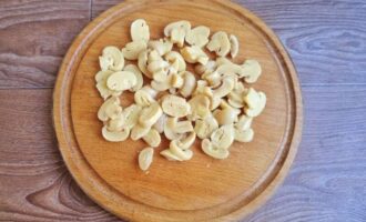 маринованные шампиньоны нарежьте пластинами