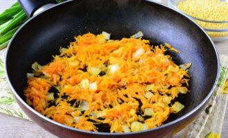 морковь и лук обжарьте на сковороде