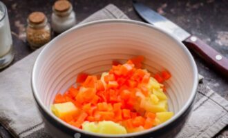 морковь нарезать небольшими кубиками