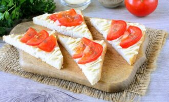 на ломтики хлеба положите помидоры