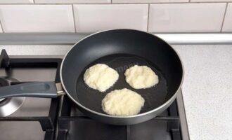 на разогретую сковороду выложите ложкой тесто