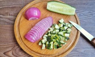 нарезанные лук и огурец