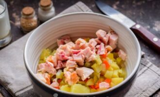 нарезать копченую курицу небольшими кусочками