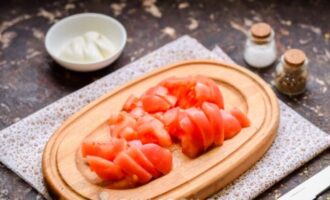нарезать помидоры небольшими кубиками