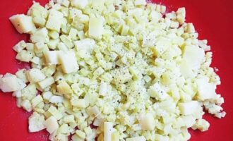 нарезать вареный картофель небольшими кубиками