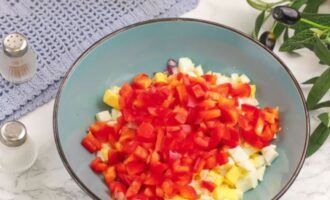 нарежьте красный перец кубиками
