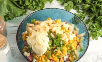 нарежьте твердый сыр кубиками