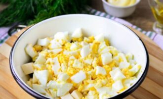 нарежьте вареные яйца кубиками