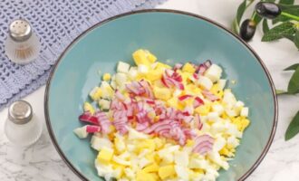 нарежьте яйца и лук мелкими кубиками