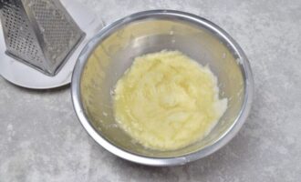натрите сырую картошку на мелкой тёрке