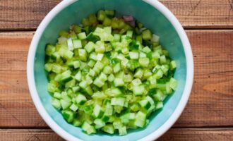 огурцы порежьте маленькими кубиками