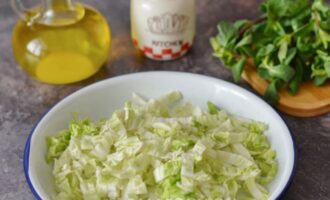 пекинскую капусту нарежьте соломкой