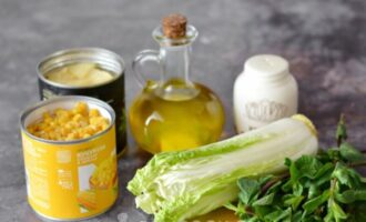 продукты для салата с пекинской капустой и ананасом