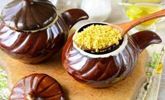 пшено выложите в горшочки