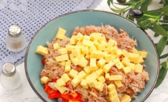 разберите куриное мясо на волокна, добавьте сыр