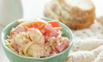 рецепт салата с крабовыми палочками помидорами и сыром