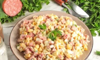 рецепт салата ёжик с копченой колбасой и кукурузой
