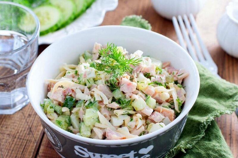 салат с копченой курицей и свежим огурцом
