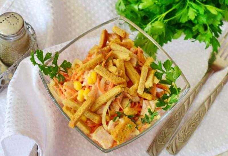 салат с корейской морковью и сухариками
