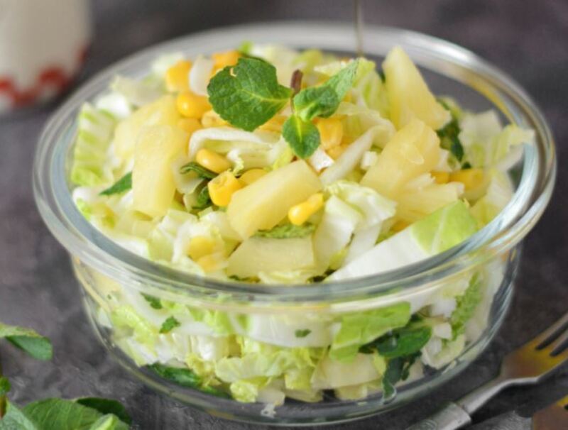 салат с пекинской капустой и ананасами
