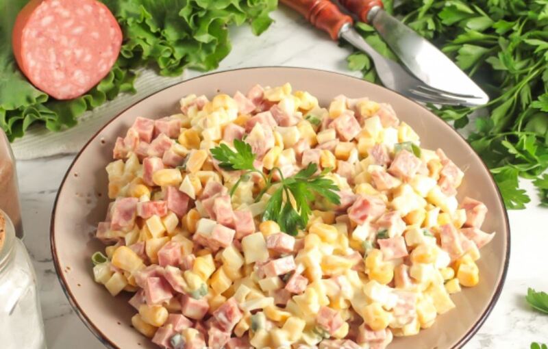 салат ёжик с копченой колбасой и кукурузой