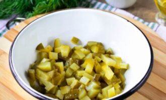 соленые огурцы нарежьте кубиками