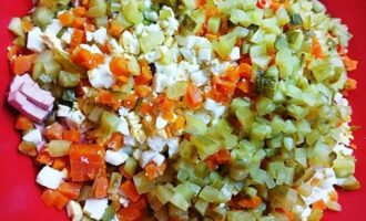 солёные огурцы нарезаем кубиком