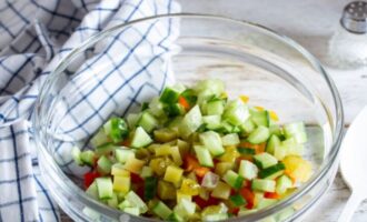 свежий и маринованный огурец нарежьте кубиком