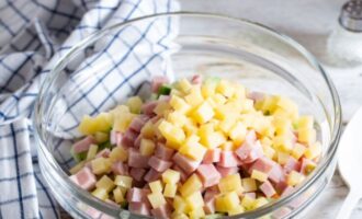 сыр порежьте кубиком