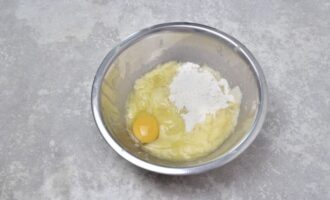 в массу всыпьте муку пшеничную