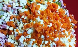 вареную морковь почистить, нарезать кубиком