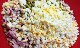 вареные яйца нарезанные кубиком