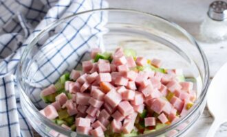 ветчину нарежьте кубиком
