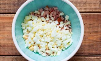 яйца порежьте небольшими кубиками