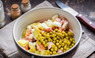 яйцо нарезать кубиками, добавить горошек