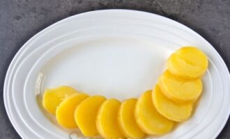 картофель нарежьте кружочками