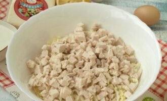 кубиками нарезать отварное куриное филе