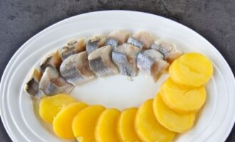 нарежьте филе сельди на кусочки