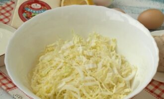 пекинскую капусту нарезать небольшими полосками