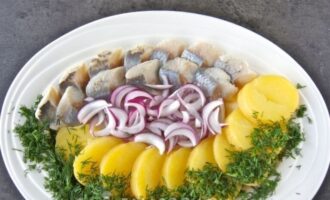 укроп мелко нарежьте и посыпьте картофель