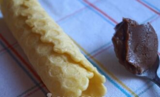 вафельную трубочку начините вареной сгущенкой